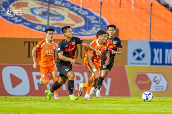 S? ?? phòng ng? 5-3-2 c?a CAHN trong hành trình d?n ??u V-League 2025/26