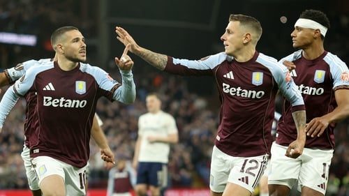 Aston Villa ?n m?ng chi?n th?ng 4-0 tr??c Nottingham Forest t?i Villa Park ?? giành vé vào chung k?t UEL 2026