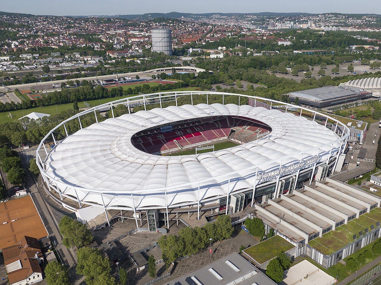MHPArena Stuttgart, san v?n ??ng ch? nhà c?a VfB Stuttgart, n?i di?n ra tr?n then ch?t v?i Bayer Leverkusen vòng 33 Bundesliga 2025-26