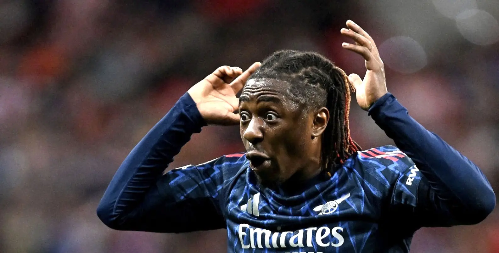 Eberechi Eze ng? trong vòng c?m Atletico Madrid sau pha vào bóng c?a Hancko