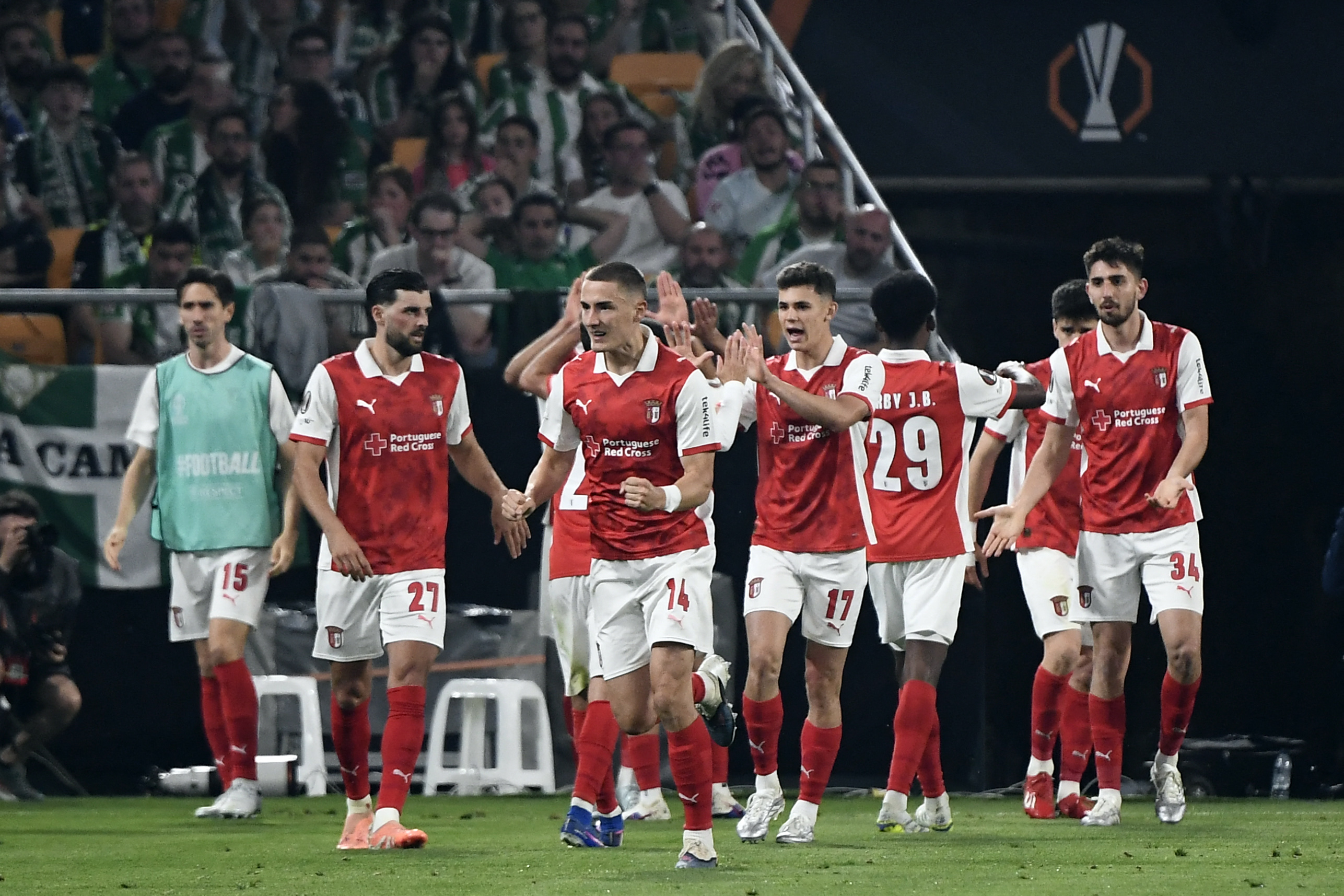 Mario Dorgeles ghi bàn phút 92 giúp Braga ?ánh b?i Freiburg 2-1 bán k?t Europa League 2026