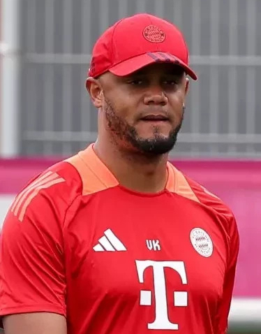 Phòng chi?n thu?t Allianz Bayern PSG: Vincent Kompany trên ???ng biên