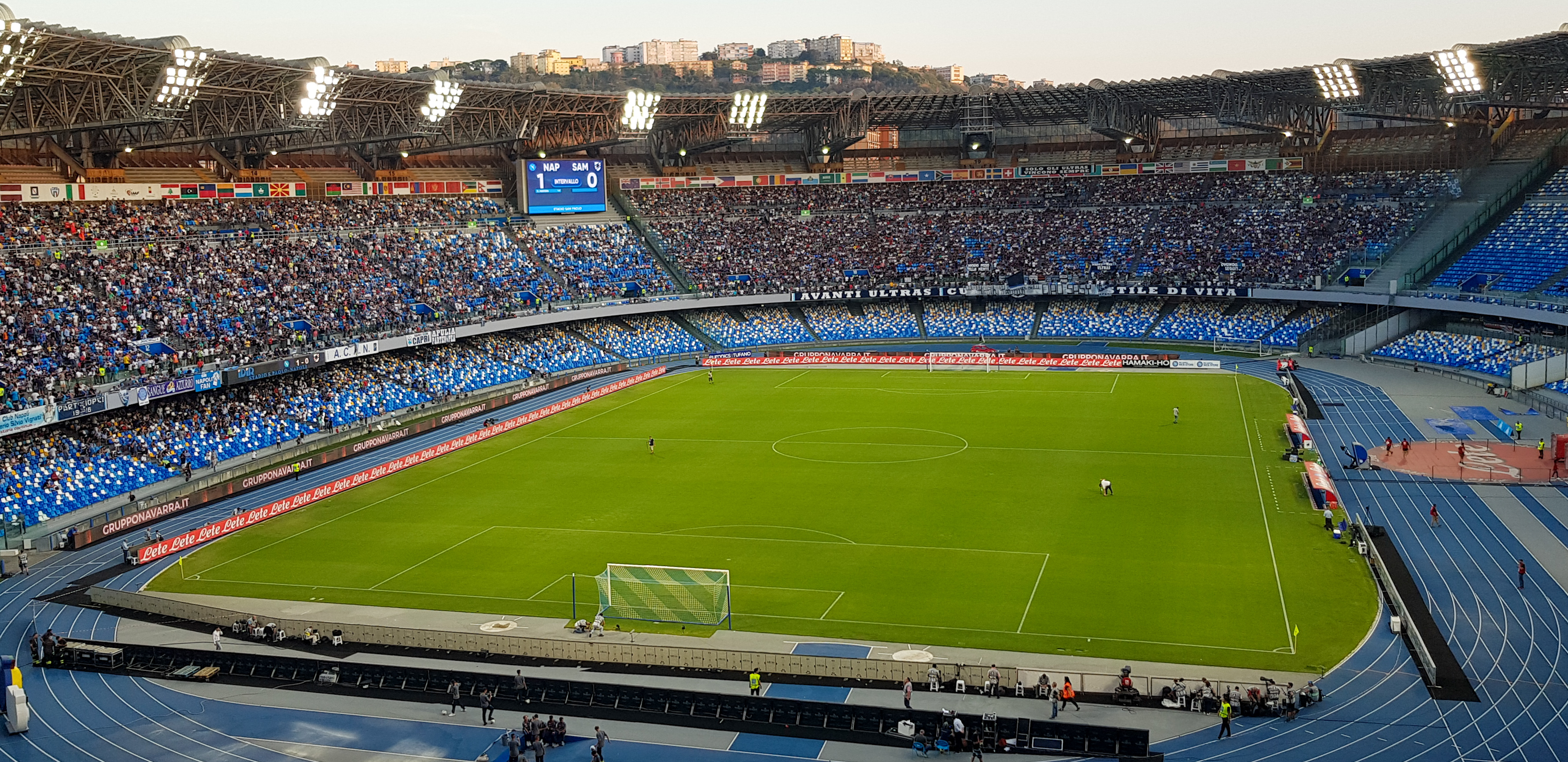 San Stadio Diego Armando Maradona c?a Napoli - ??i ?ang d?n ??u cu?c ?ua top 4 Serie A