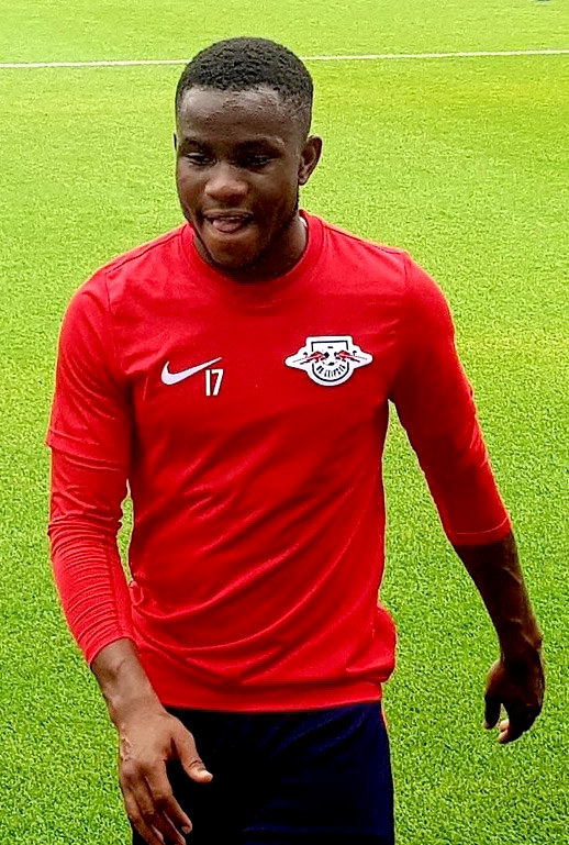 Ademola Lookman ti?n ??o cánh ph?i Atalanta sau khi ghi bàn vào l??i Lecce