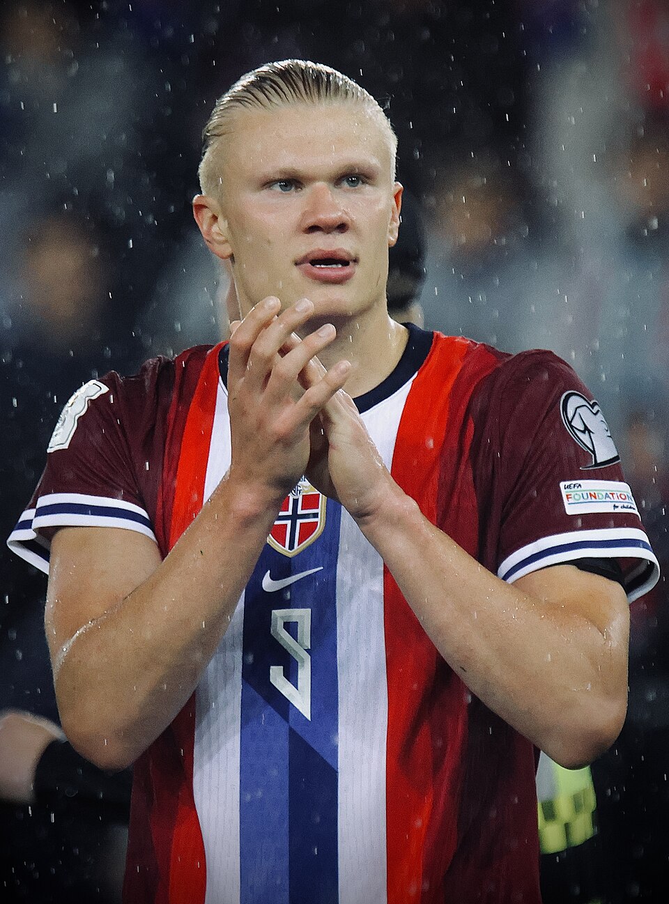 Man City ?ánh b?i Burnley 5-1 t?i Etihad vòng 34 Ngo?i H?ng Anh ngày 22 tháng 4 n?m 2026 Haaland l?p cú ?úp