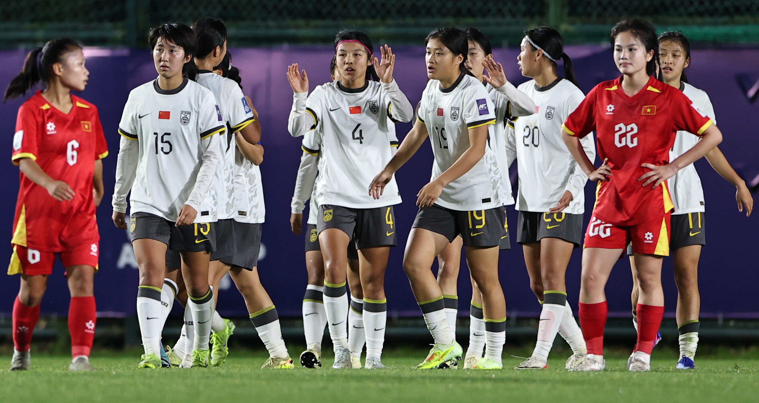 Phòng thay ?? U17 n? Vi?t Nam t?i T? Chau chu?n b? cho tr?n g?p Myanmar 7/5