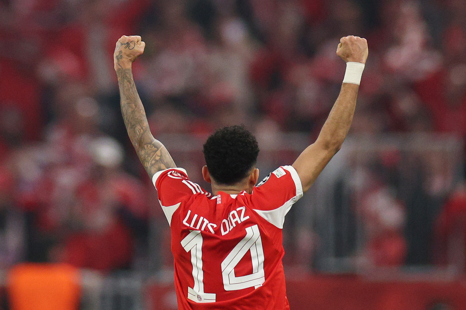 Luis Díaz trong màu áo Bayern Munich sau bàn th?ng phút 89 tr??c Real Madrid