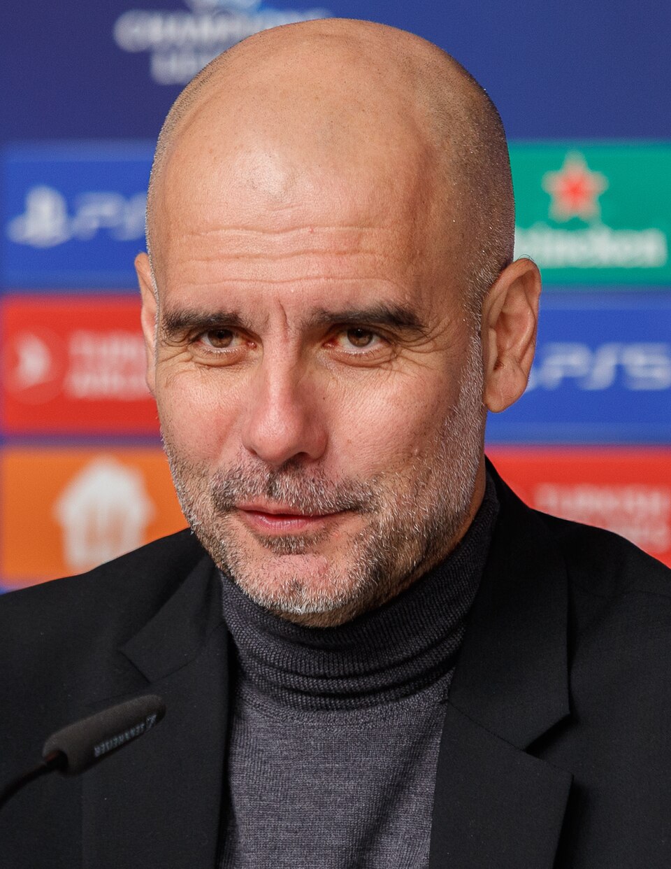 Pep Guardiola HLV Manchester City ch? ??o c?u th? trên ???ng biên