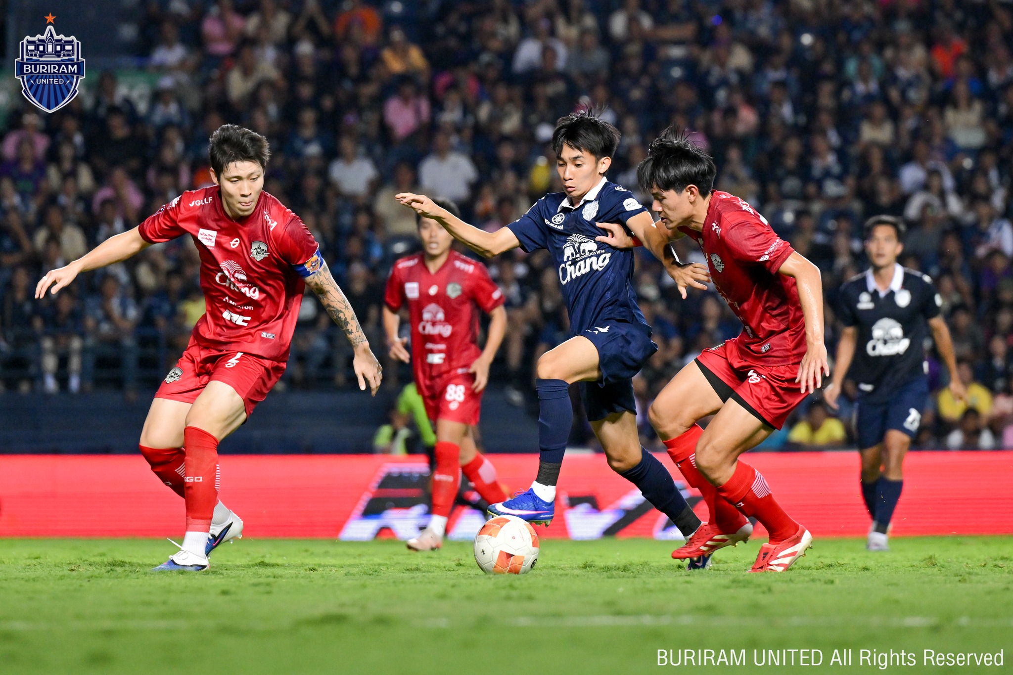 Buriram United nang cao chi?c cúp Thai League 1 th? 12 mùa gi?i 2025/26 t?i Chang Arena