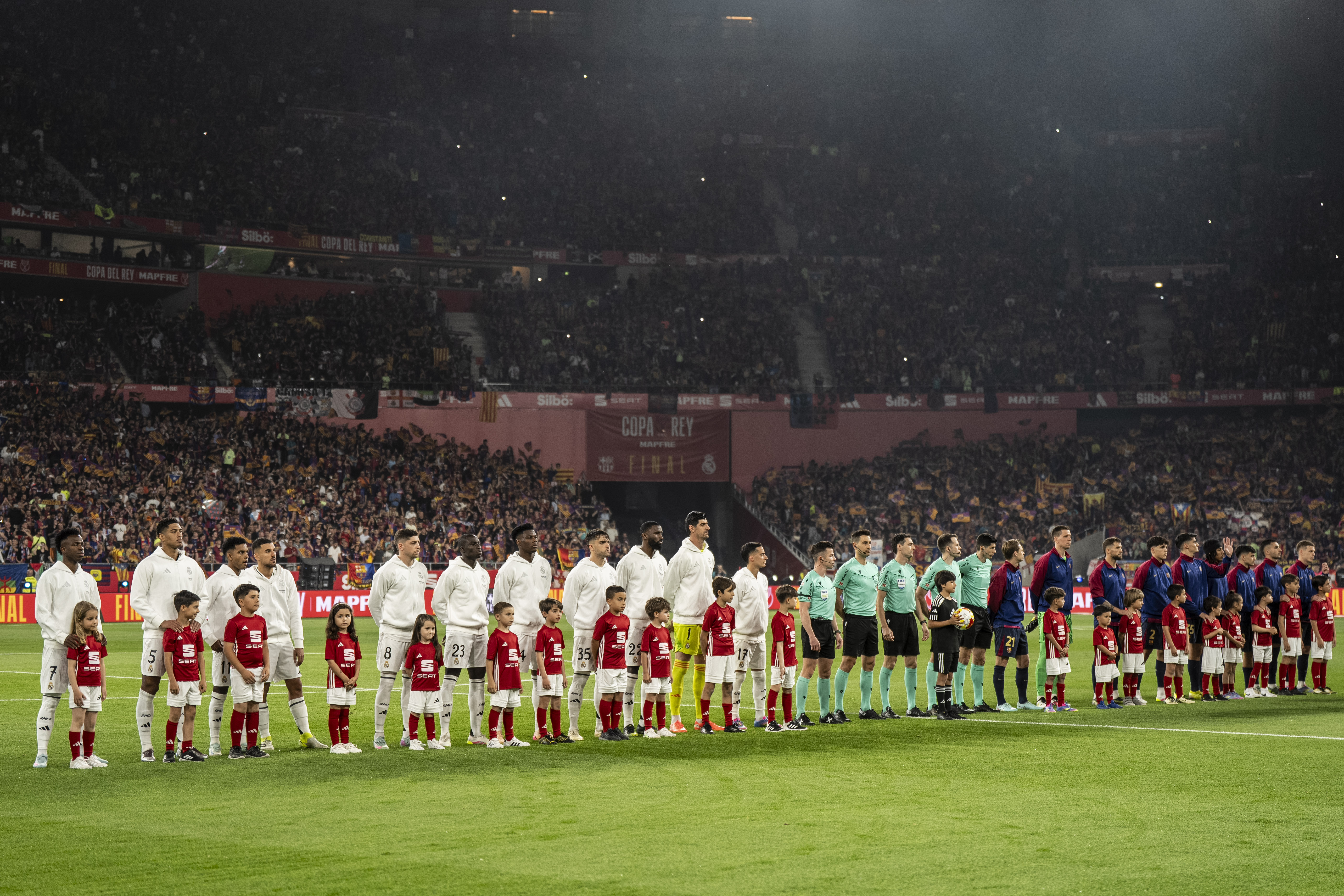 Vinícius Júnior trong áo Real Madrid — t?ng k?t hành trình Champions League 2025-26 sau khi b? Arsenal lo?i t? k?t