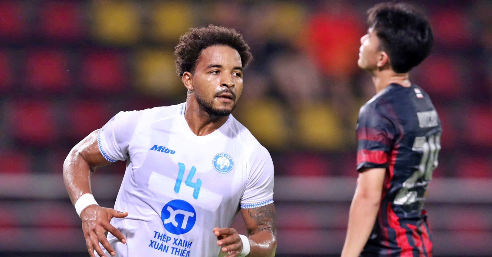 Nguy?n Xuan Son trong màu áo Thép Xanh Nam ??nh tr??c tr?n bán k?t AFC Champions League Two g?p Selangor FC