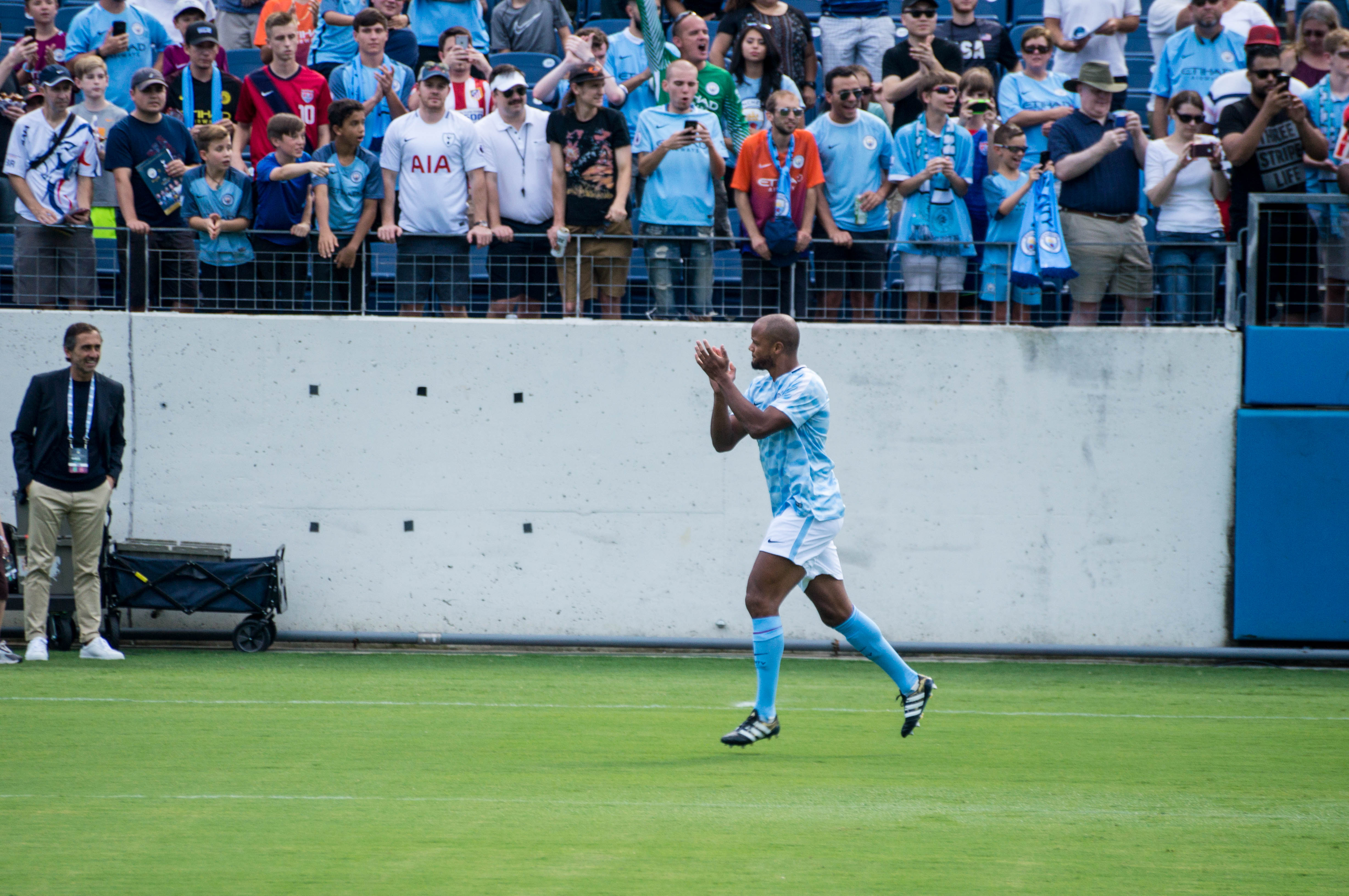 Vincent Kompany ra ch? ??o bên ???ng biên — chi?n thu?t 4-2-3-1 cho Bayern l??t v? v?i PSG t?i Allianz Arena